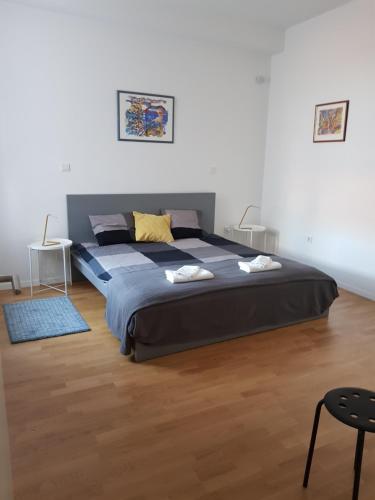 een slaapkamer met een groot bed in een kamer bij Apartmani Seven App in Zagreb