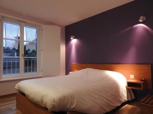 A bed or beds in a room at Au Bon Gîte