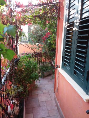 an entrance to a house with a door and flowers at Langhe studio flat in Mango