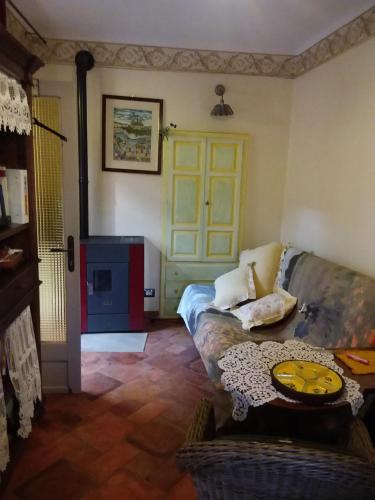 a living room with a couch and a table at Langhe studio flat in Mango