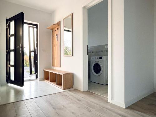 a laundry room with a washing machine and a mirror at Express Estates in Lisaura