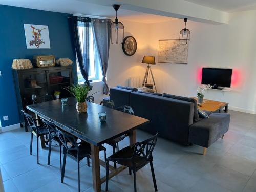 un salon avec une table et un canapé dans l'établissement La bigardiere, à Thaon