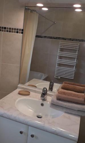 une salle de bain blanche avec un lavabo et un miroir dans l'établissement Casa Del Mar - Beautiful Two Bedroom Penthouse Apartment, à Sainte-Maxime