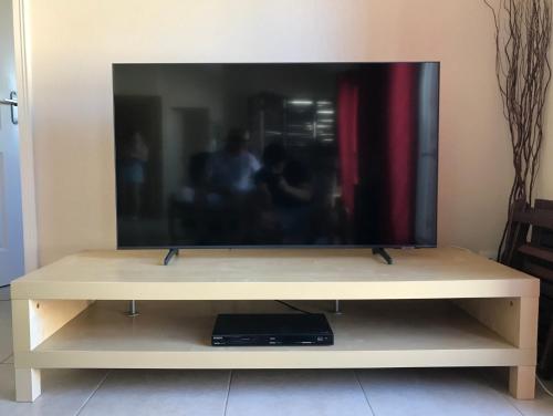 een flatscreen-tv zittend op een entertainment center bij Casa Del Mar - Beautiful Two Bedroom Penthouse Apartment in Sainte-Maxime