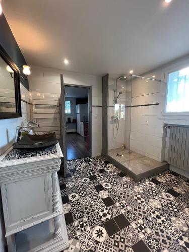 La salle de bains est pourvue d'une douche et de carrelage. dans l'établissement Villa Coris, à Draguignan