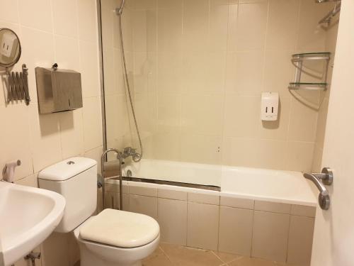Dubai Apple Apartment tesisinde bir banyo
