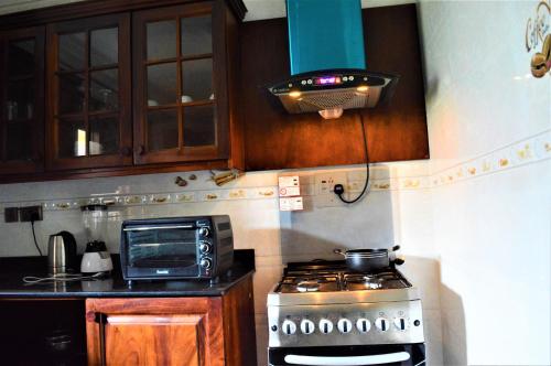 Η κουζίνα ή μικρή κουζίνα στο Munyonyo Heights Apartments