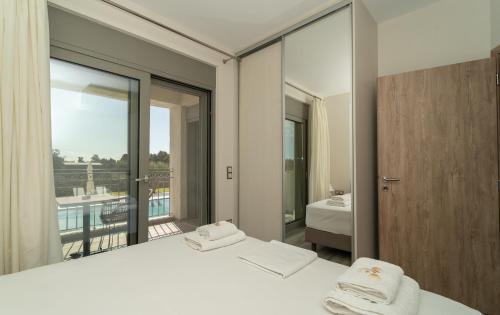 A bed or beds in a room at CARLOS MANSION LUXURY SUITES