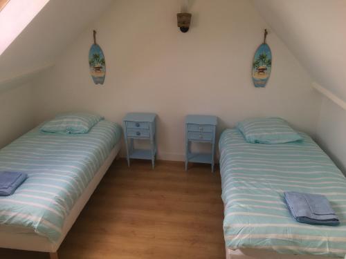2 camas individuales en una habitación con 2 mesitas de noche en Appartement vue mer, en Ault