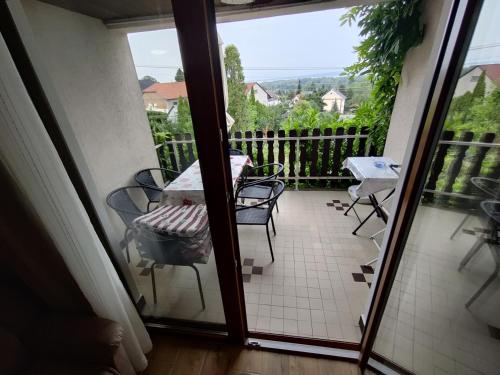 un patio con tavolo e sedie su un balcone di Bertalan Apartman a Vonyarcvashegy