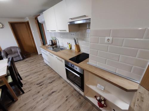 Кухня або міні-кухня у Bertalan Apartman