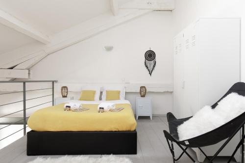 une chambre avec deux lits et deux chaises dans l'établissement Doris YourHostHelper, à Cannes