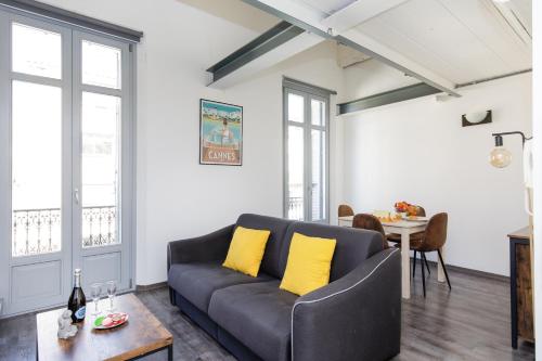 un salon avec un canapé et une table dans l'établissement Doris YourHostHelper, à Cannes