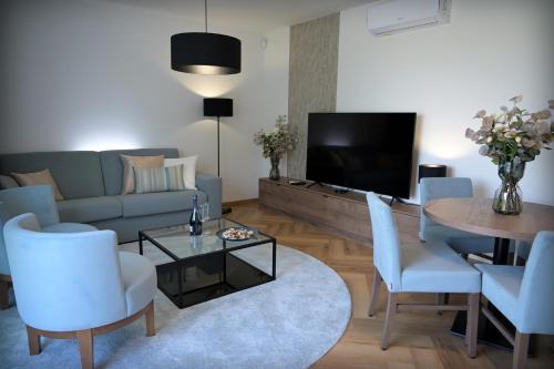ein Wohnzimmer mit einem Sofa und einem Tisch in der Unterkunft Apartmán Golfballs in Šajdíkove Humence