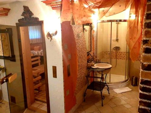 uma casa de banho com um chuveiro, um lavatório e um WC. em Ach to tu em Malbork
