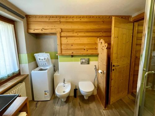 a small bathroom with a toilet and a sink at LA TERRAZZA in Cogne