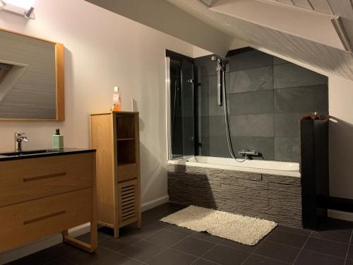 La salle de bains est pourvue d'une baignoire et d'un lavabo. dans l'établissement Maison de Rochehaut, à Rochehaut