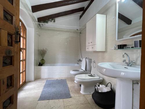 biała łazienka z umywalką i toaletą w obiekcie Barri Antic Cambrils w mieście Cambrils