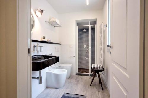 Baño blanco con lavabo y aseo en Le Stanze Guesthouse, en Morciano di Romagna