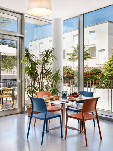 a dining room with a table and chairs at Hotel Colle Del Sole in Alberobello