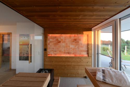 A bed or beds in a room at Nikolaier Weinblick - Chalet Sauvignon Blanc