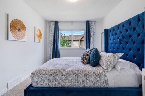 Un pat sau paturi într-o cameră la Modern House with Private Backyard & Fireplace