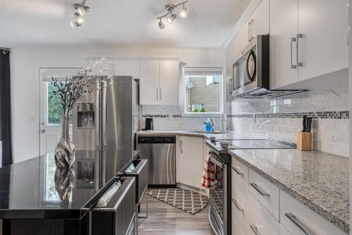 Η κουζίνα ή μικρή κουζίνα στο Modern House with Private Backyard & Fireplace