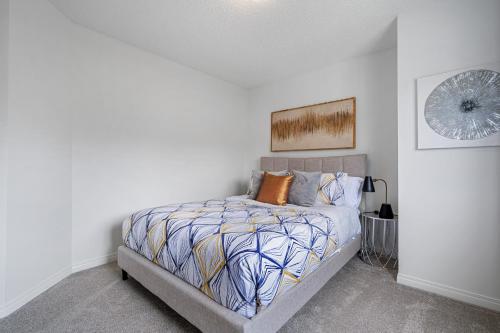 Ένα ή περισσότερα κρεβάτια σε δωμάτιο στο Modern House with Private Backyard & Fireplace