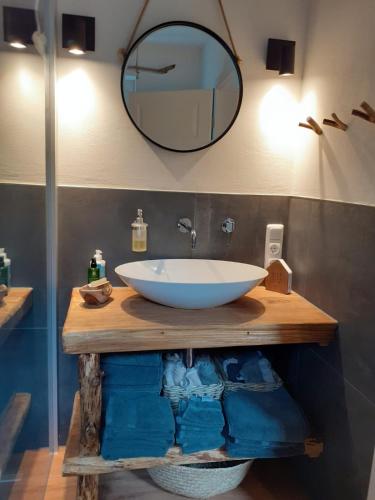 Un baño con un lavabo blanco y un espejo. en Niemannshof, en Scharnhorst