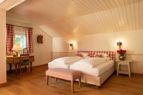 sypialnia z 2 białymi łóżkami i biurkiem w obiekcie Hotel Gasthof Brandstätter w mieście Salzburg