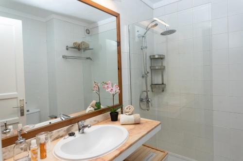 uma casa de banho com um lavatório e um chuveiro em Bliss -Panoramic views- em Costa Teguise