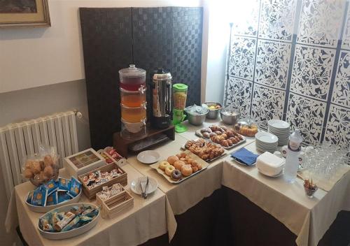 une table contenant de nombreux types de denrées alimentaires différents dans l'établissement Ahm7nani, à Mascali