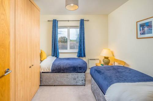 una camera con due letti e una finestra di Cozy 2 bed room Flat Walking distance from ExCel a Londra