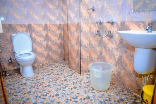 Kylpyhuone majoituspaikassa Munnar Days