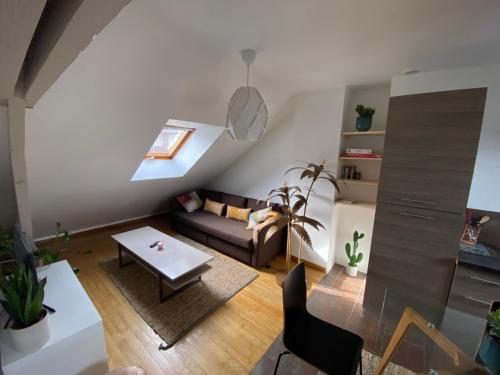 un salon avec un canapé et une table dans l'établissement Appartement hyper centre cathédrale avec parking gratuit, à Amiens