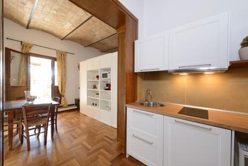 A cozinha ou cozinha compacta de colosseo flats and penthouse
