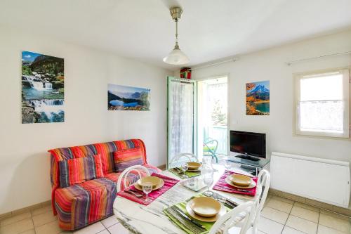 un salon avec une table et un canapé dans l'établissement Chalet de Peyrelance, à Cauterets