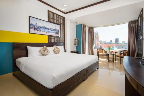 Giường trong phòng chung tại Thanh Lan - City River View Hotel