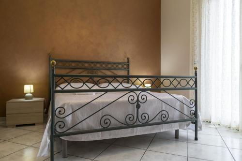 เตียงในห้องที่ Grotta del Monaco