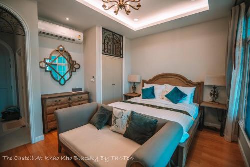 Postel nebo postele na pokoji v ubytování The Castell Khao Kho At Bluesky By TanTen