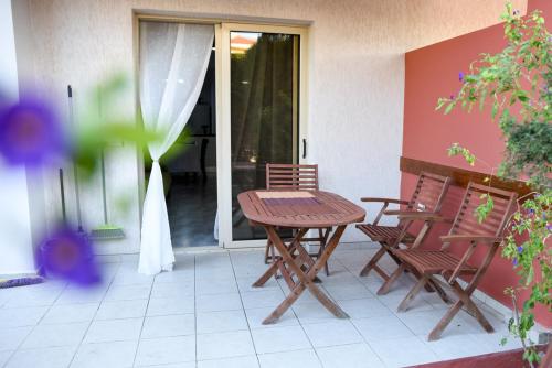 Μπαλκόνι ή βεράντα στο beautiful apartment near the sea and a large private garden