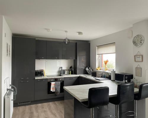 Cuisine ou kitchenette dans l'établissement Modern 2 bed apartment-perfect location for Cop26