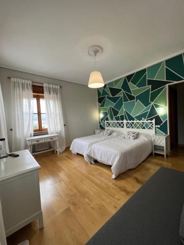 Un pat sau paturi într-o cameră la Hotel Regueiro