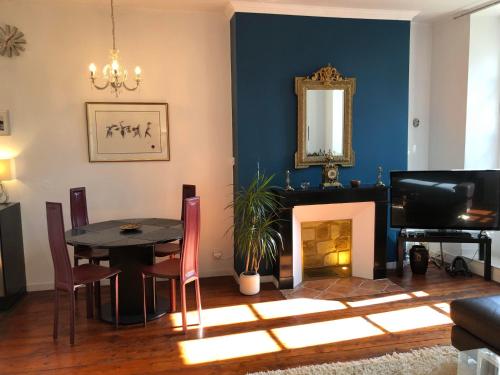 une salle à manger avec une table et une cheminée dans l'établissement Bordorent Apartment, à Bordeaux