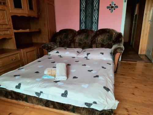 uma cama num quarto com uma colcha com animais em Queens house em Oświecim