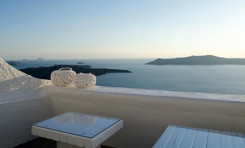 a view of the ocean from a balcony at Aerino Villa in Firostefani