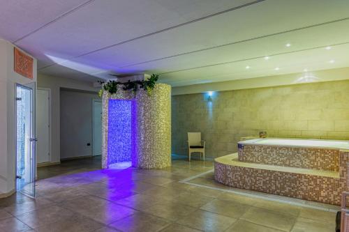 a room with a large pillar and a purple light at Hotel Le Torri in Arborea