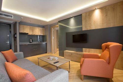 アンタルヤにあるLa Boutique Hotel & Suites - Adults Onlyのソファとテレビのあるリビングルーム