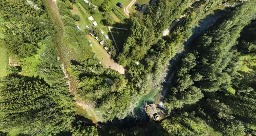 Een luchtfoto van Camping Naturplac Na Skali