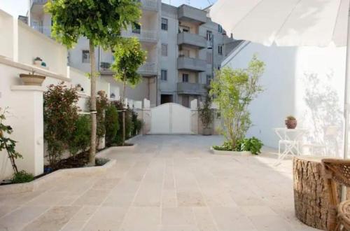 un patio vacío con un edificio al fondo en Il Giardino del Borgo, en Cisternino